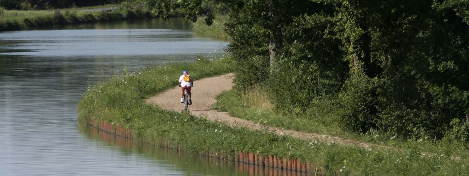 Cycliste sur voie verte en bord de Loire -Loire à vélo