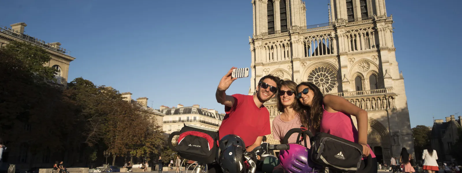 Cyclistes sur le parvis de Notre Dame à Paris