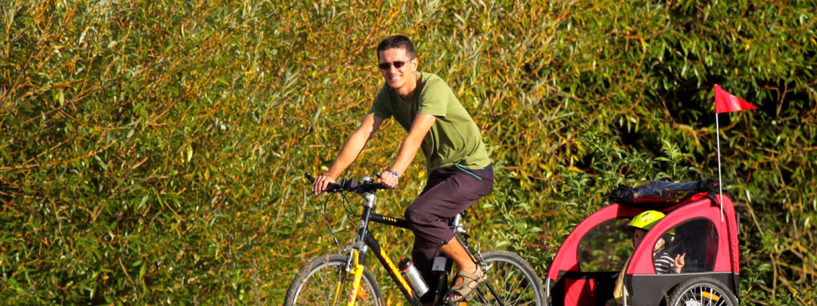 Tilly-sur-Seulles en famille à vélo avec une carriole