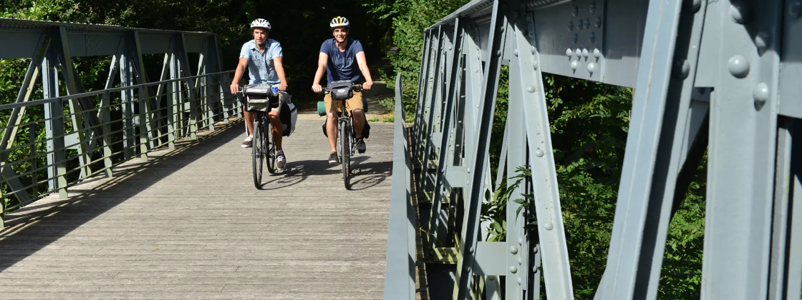 Traversée d'une passerelle à vélo sur une voie verte du Perche