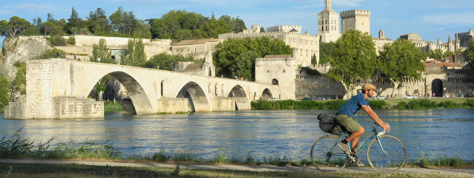 Cyclist on ViaRhôna in front of the Avignon bridge 