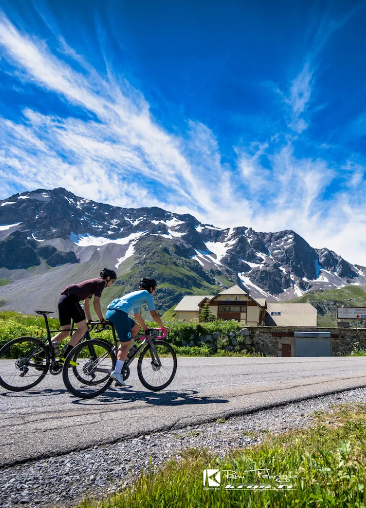 Cyclistes au col du Lautaret sur la Route des Grandes Alpes