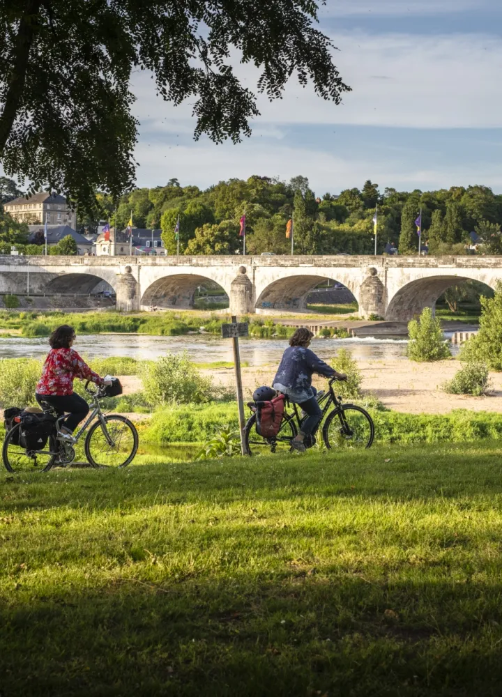 A vélo à Tours. Vue sur le pont Wilson en arrière-plan.