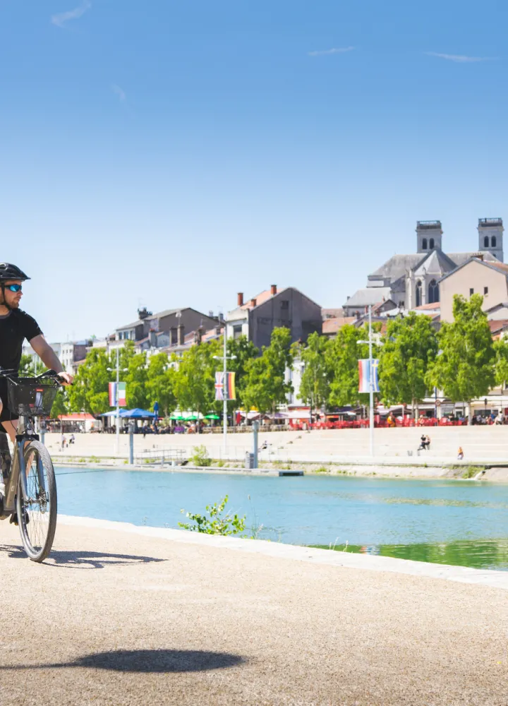 Cyclistes à Verdun au bord de la Meuse