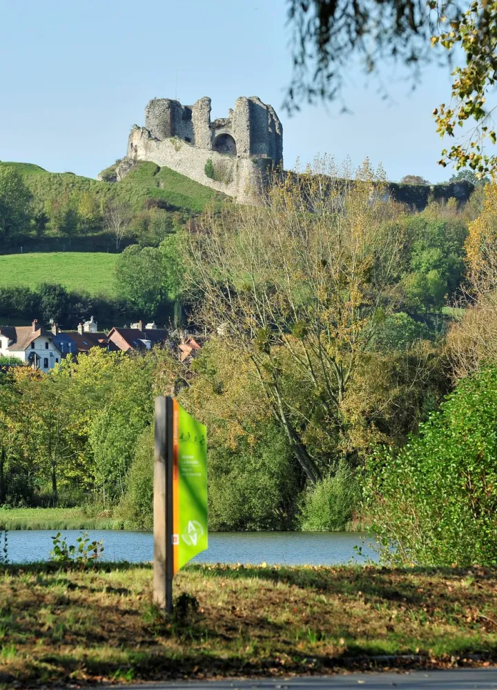 Voie verte en face du château d'Arques-la-Bataille