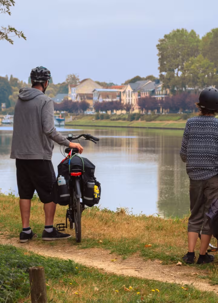 Cyclistes au bord de l'Oise vers Parmain