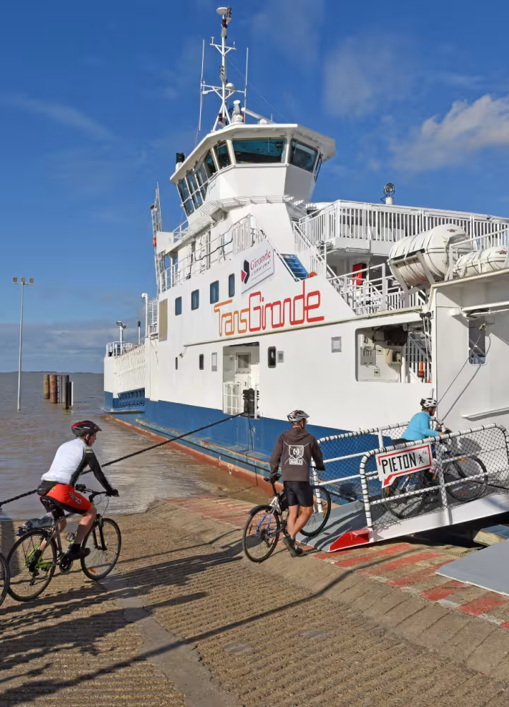 Traversée de la Gironde à vélo grâce au Bac entre Blaye et Lamarque