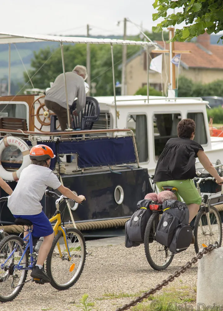 The Burgundy Canal by boat and bicycle