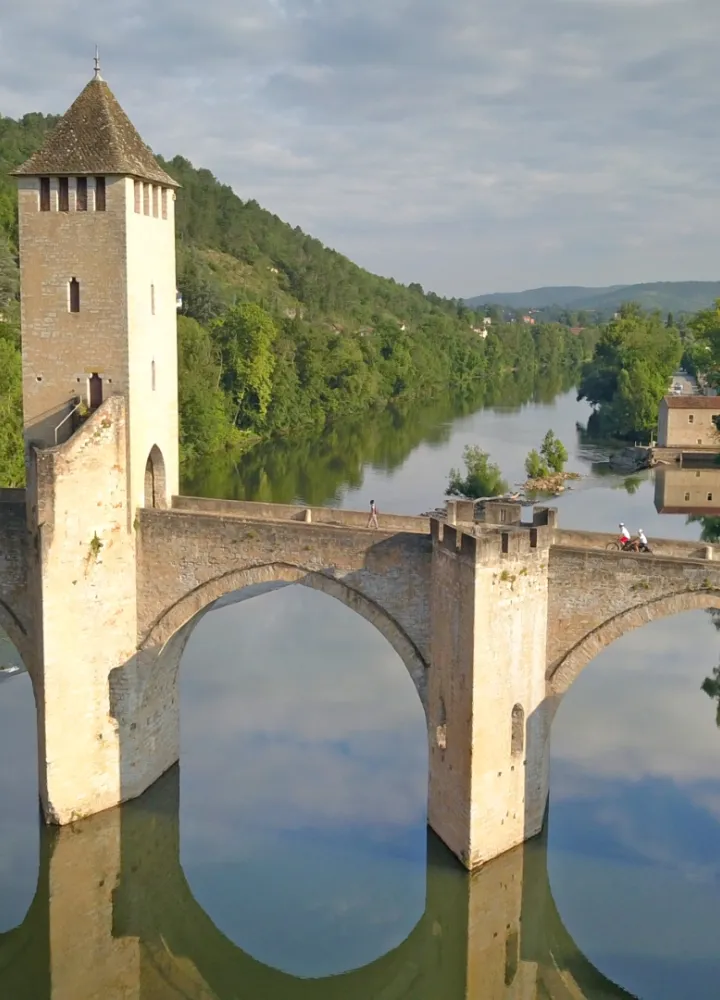 Cyclistes sur le pont Valentré à Cahors