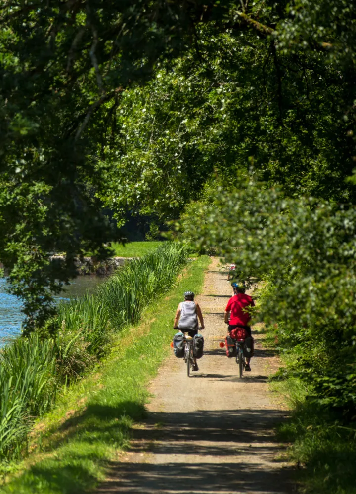 Kayaks and bicycles on the Canal de Nantes in Brest