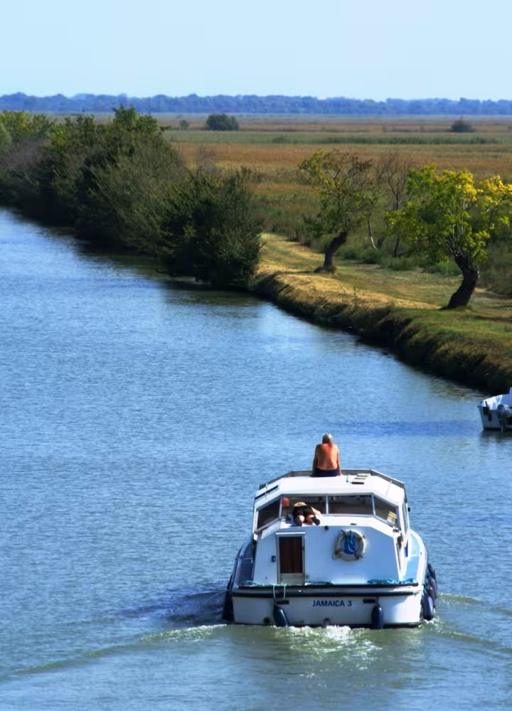 Boat on the Rhône canal in Sète towards Gallician