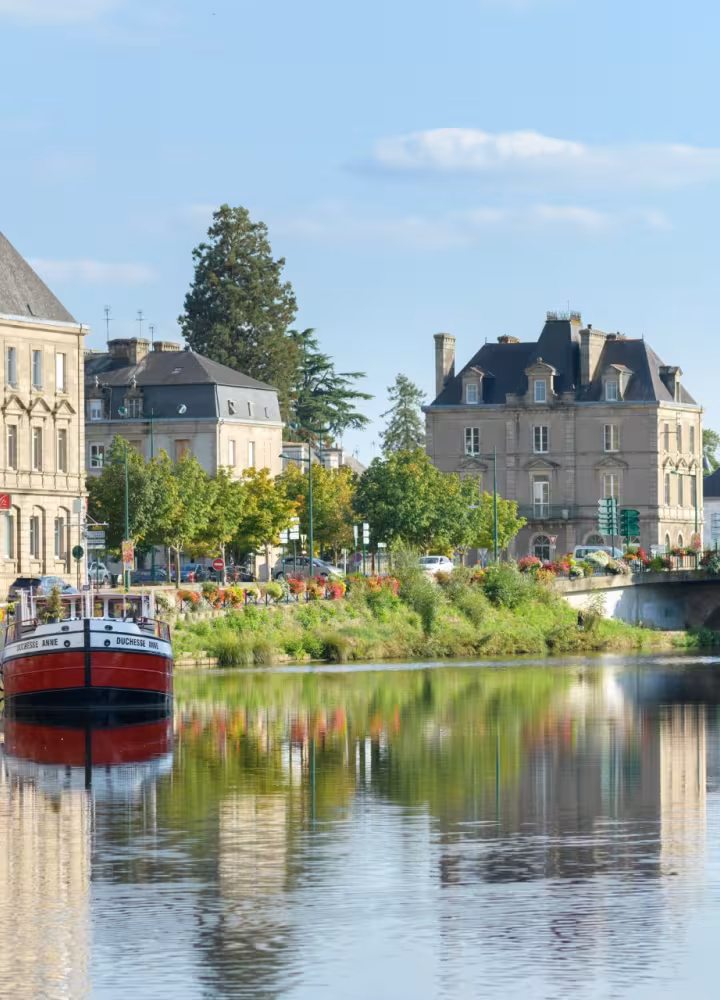 La péniche office de tourisme de Pontivy sur le Blavet