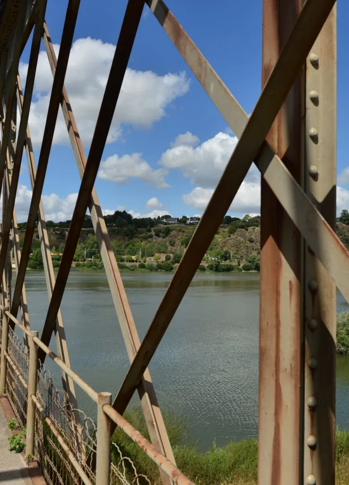 Pont métallique au dessus de la Loir entre Mauves-sur-Loire et la Chapelle-Basse-mer