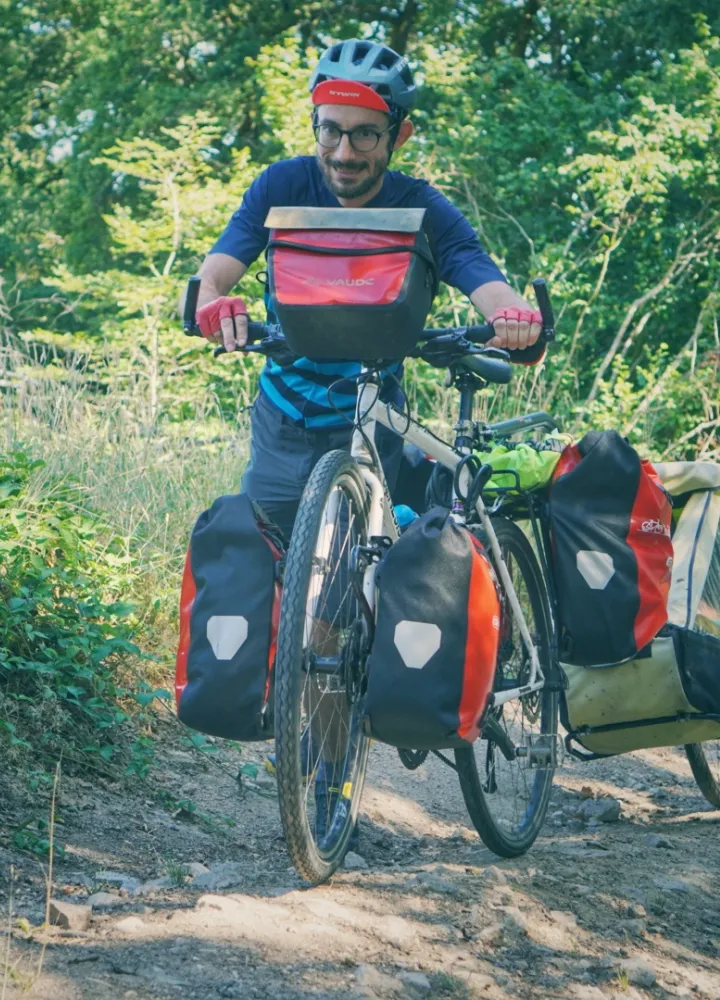 Vélo de randonnée avec remorque enfant