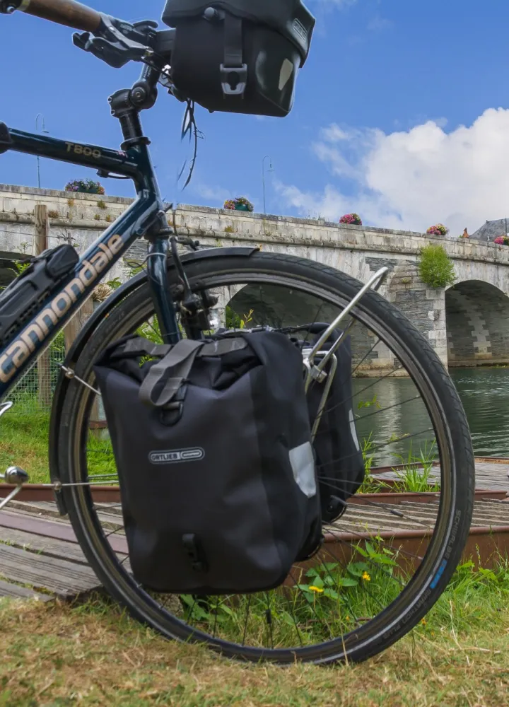 Sacoches avant sur vélo de voyage 