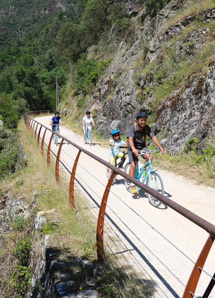 En famille à vélo sur l'ancienne voie ferrée la Dolce Via