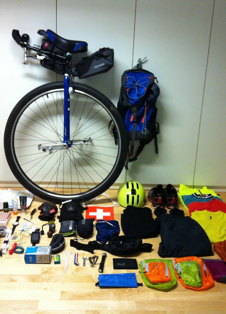 Equipement de Hans Howald en monocycle