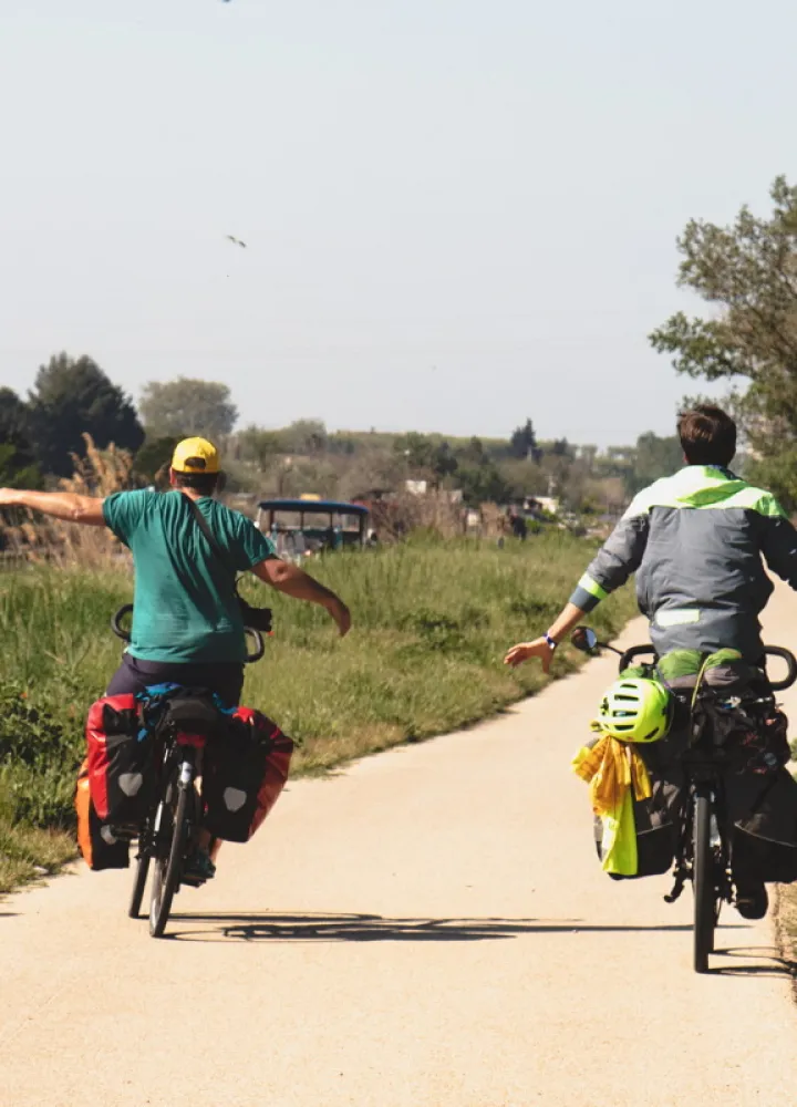 Couple cycliste à vélo sur l'EuroVelo 8 en Camargue