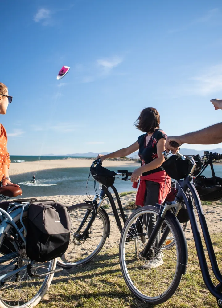 Le Barcarès, cyclistes et kite-surfeur