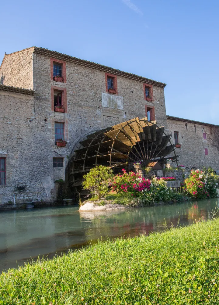 Village de Les Taillades, Luberon, moulin et sa roue