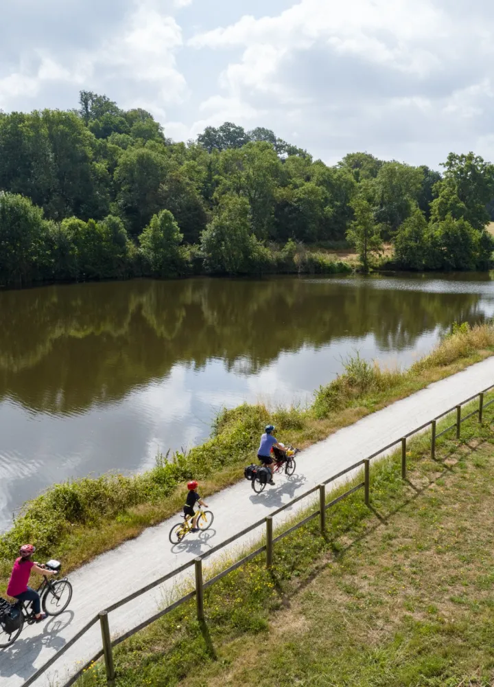 Sur la voie verte du chemin de halage en Mayenne 