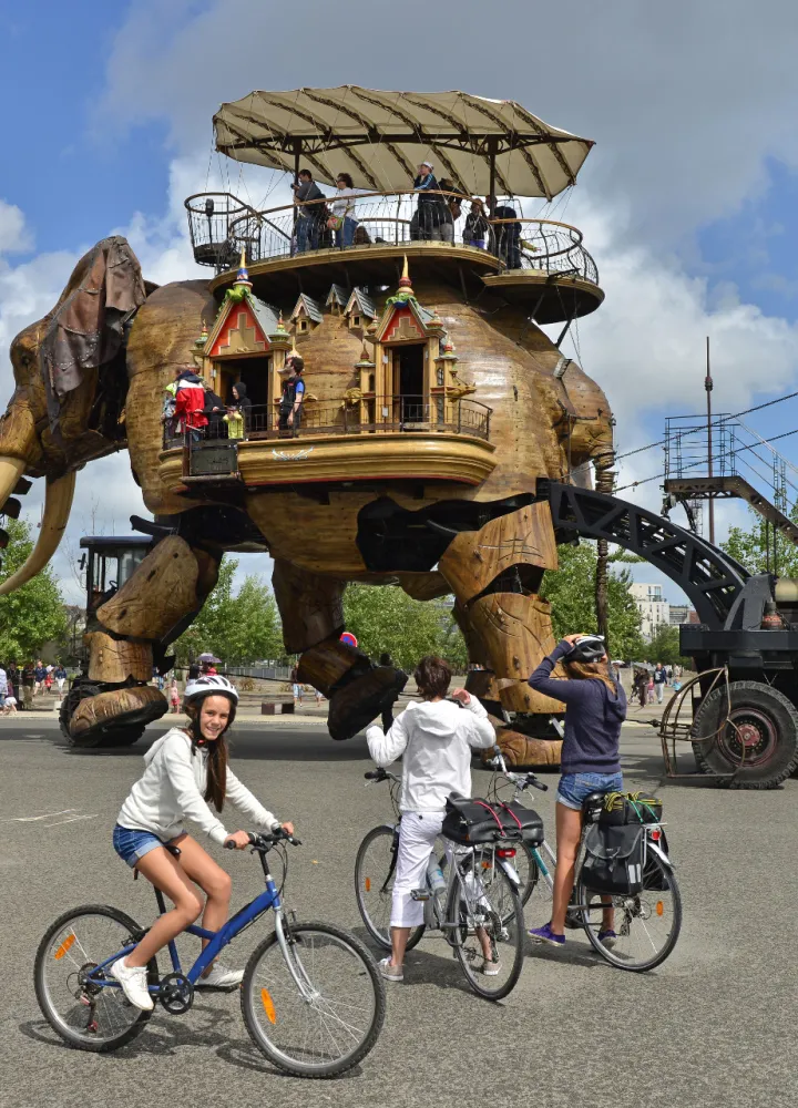 Vélos devant l'éléphant de Nantes