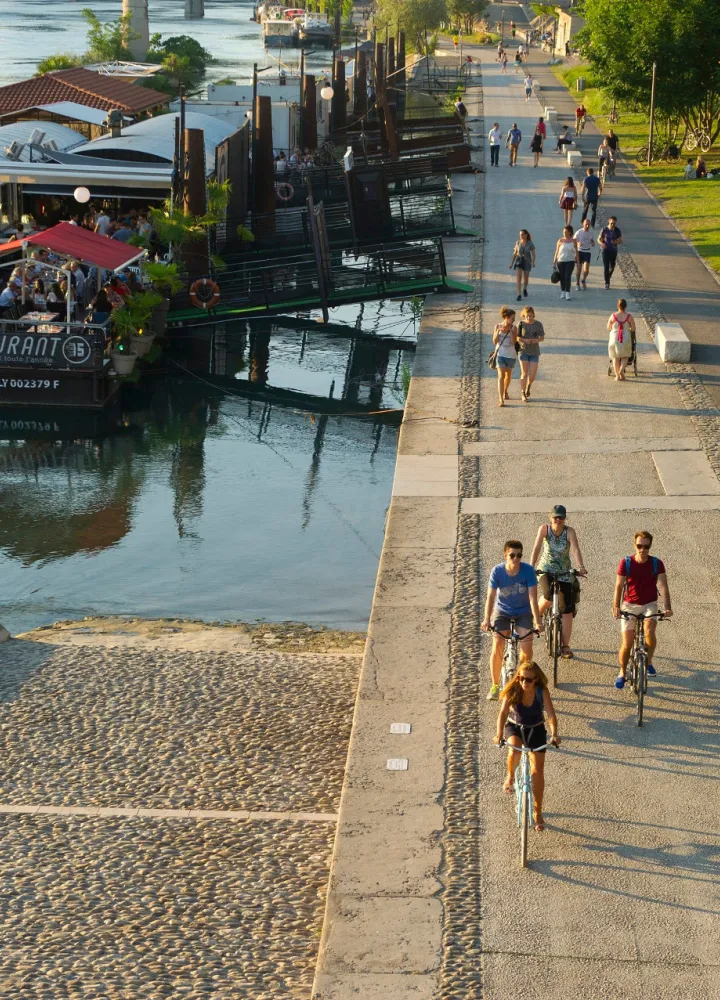 Piste cyclable à côté du Rhône et des bateaux à Lyon 