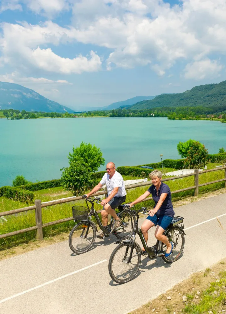 Piste cyclable le long du Lac Culoz près de Belley sur la ViaRhôna