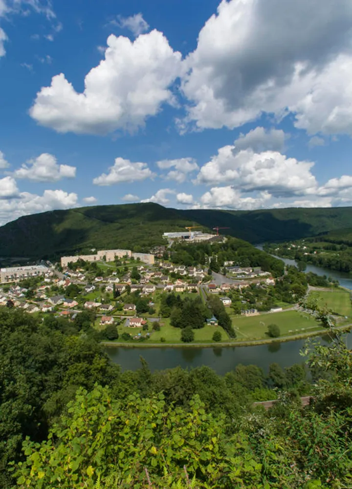 Voie verte Trans-Ardennes : point de vue sur Revin et un méandre de la Meuse