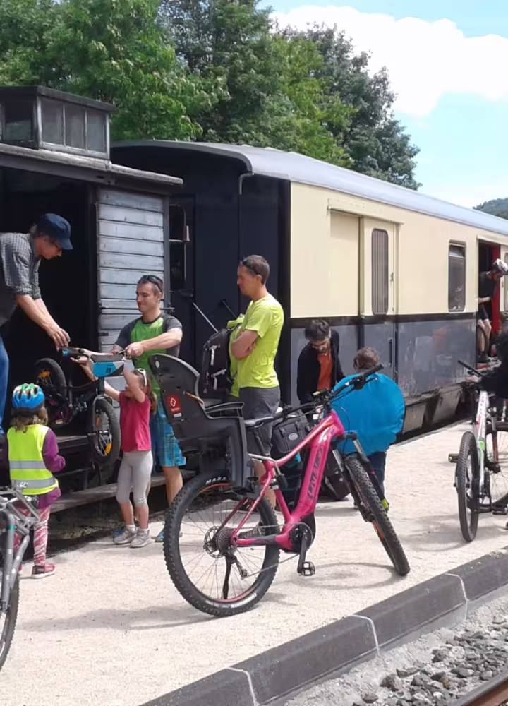 Embarquement des vélos dans le train de l'Ardèche