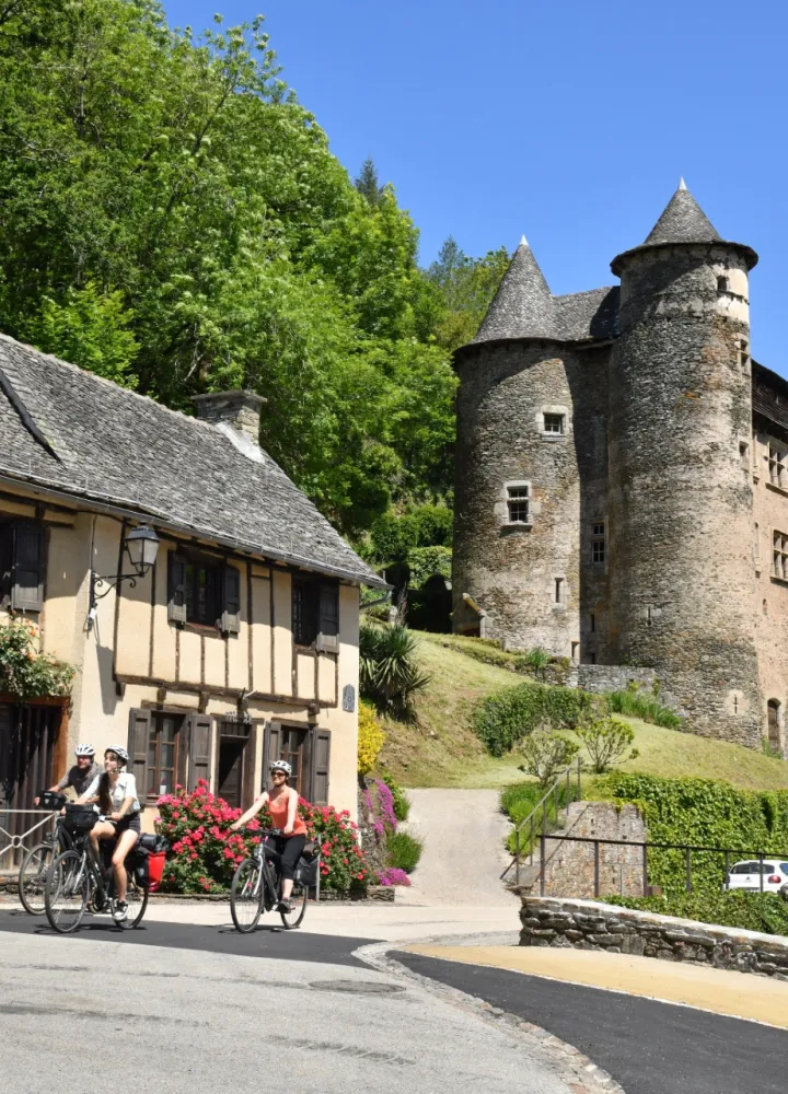 Vieillevie sur la Vallée du Lot à vélo