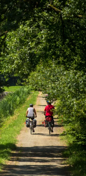 Kayaks and bicycles on the Canal de Nantes in Brest
