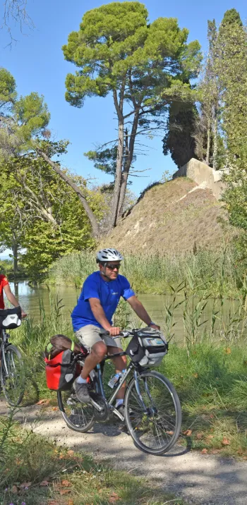 Cyclists on the Canal du Midi greenway by bike to Poilhes
