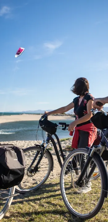 Le Barcarès, cyclistes et kite-surfeur