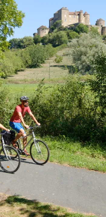 Vue sur le château de Berzé-le-Châtel
