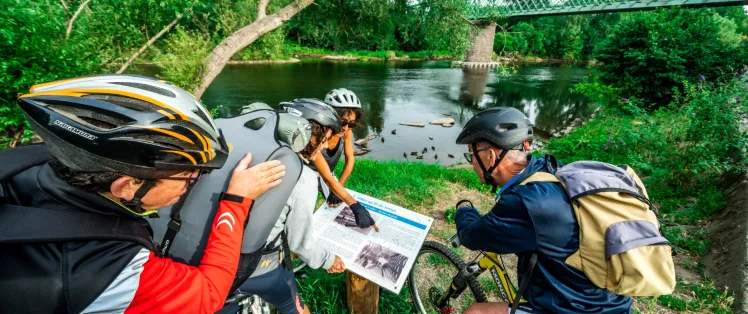 Famille à vélo sur Via Allier entre Pont-du-Chateau et Dallet