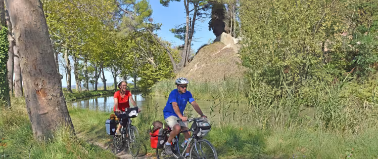 Cyclists on the Canal du Midi greenway by bike to Poilhes