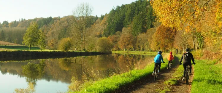 Famille à vélo sur le canal de Nantes à Brest entre Chateaulin et Chateauneuf-du-Faou