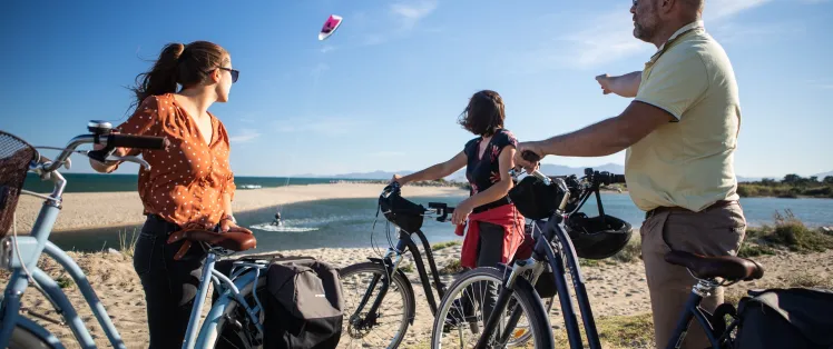 Le Barcarès, cyclistes et kite-surfeur