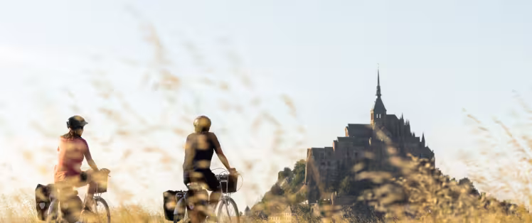 Cyclistes arrivant au Mont St-Michel
