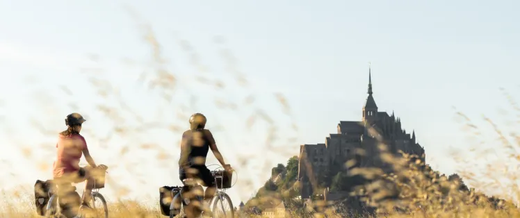 Cyclistes arrivant au Mont St-Michel