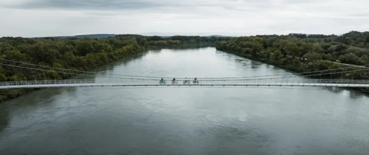 ViaRhôna : traversée du Rhône sur la passerelle de l'Oiselay-Sauveterre