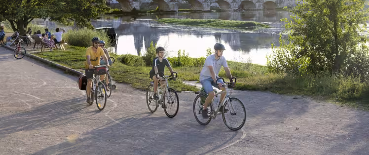 Famille à vélo à Blois