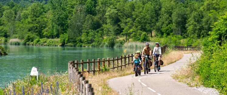 Famille à vélo sur ViaRhôna vers Massignieu