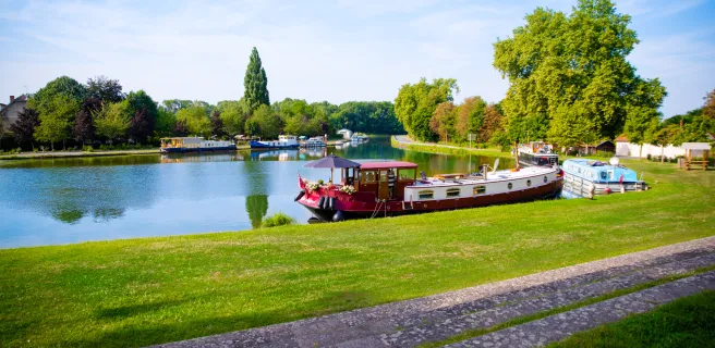Péniche sur le canal du centre à vélo