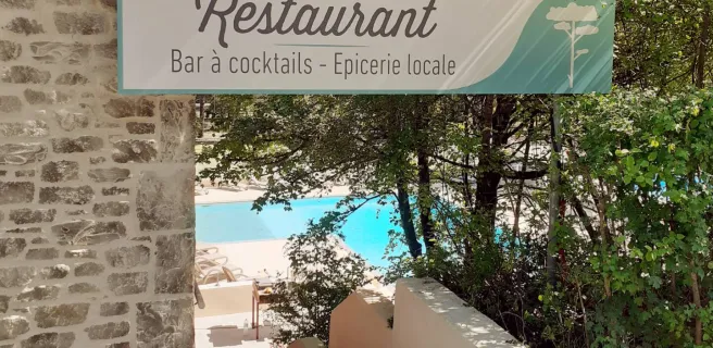 Entrée du resturant avec la piscine