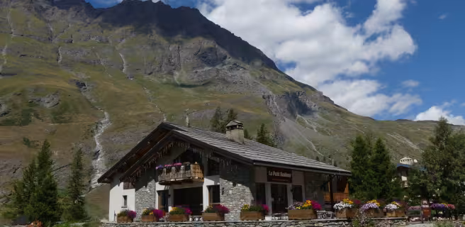 Vue extérieure été du gite d'étape le Petit Bonheur