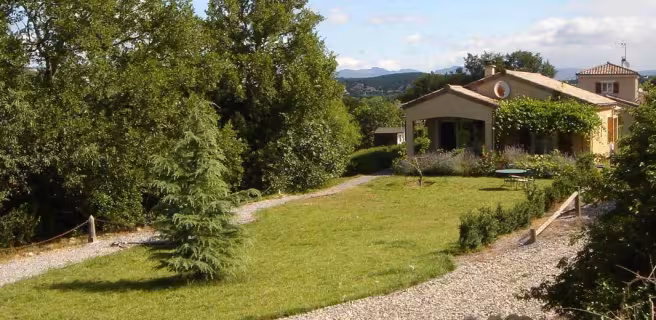 jardin coté sud du gîte