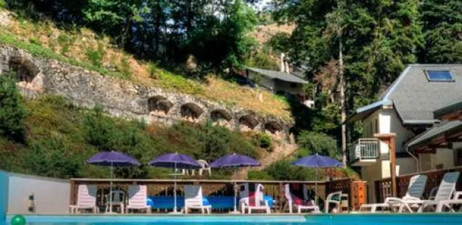 Hotel Les Chalets Piscine