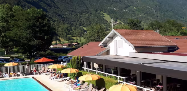 piscine transats et restaurant vue montagne